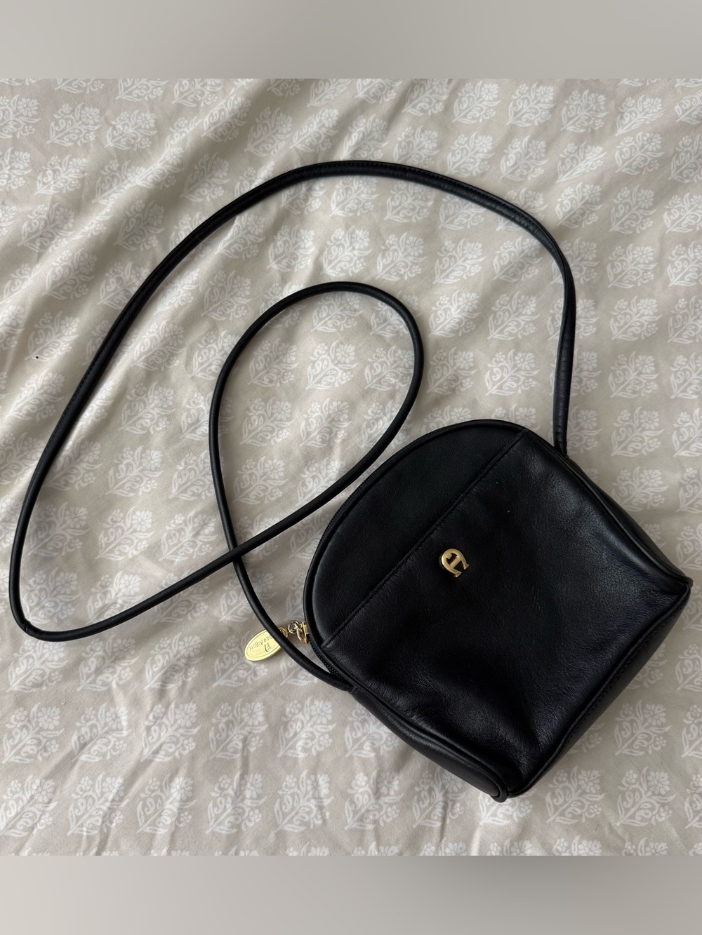 Vintage Etienne Aigner Black Leather Crossbody Bag Gold Logo 90s Y2K Purse
